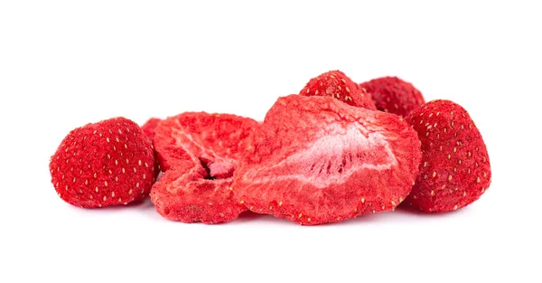 Torkade jordgubbs skivor isolerade på vit bakgrund. Dehydratiserade jordgubbar chips. — Stockfoto