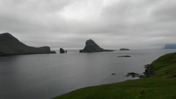 Veduta aerea delle isole Tindholmur e Drangarnir nelle Isole Faroe, un territorio della Danimarca nell'Oceano Atlantico . — Video Stock