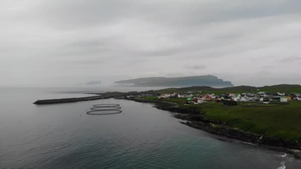 Vista aérea da cidade nas Ilhas Faroé, um território da Dinamarca no Oceano Atlântico. Produção de salmão . — Vídeo de Stock