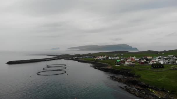 Luftaufnahme der Stadt auf den Färöer-Inseln, einem dänischen Territorium im Atlantik. Lachsproduktion. — Stockvideo