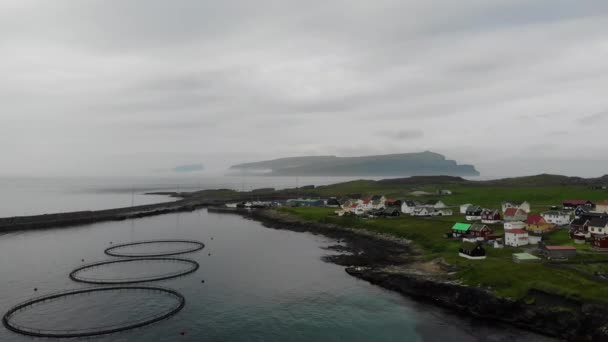 Vista aérea da cidade nas Ilhas Faroé, um território da Dinamarca no Oceano Atlântico. Produção de salmão . — Vídeo de Stock