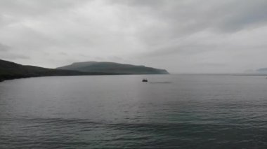 Bir balıkçı teknesine bakan suyun havadan görünümü. Faroe Adaları, Atlas Okyanusu'nda Danimarka'nın bir topraklarında.