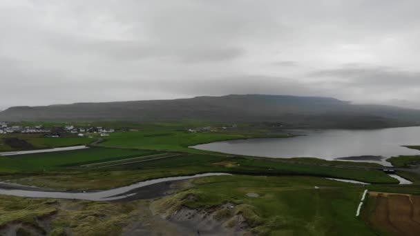 Luftaufnahme eines Dorfes auf den Färöern, einem dänischen Territorium im Atlantik. — Stockvideo