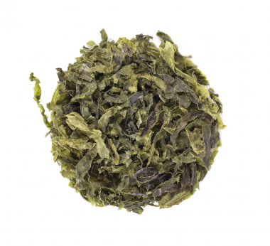 Kuru wakame yosun, beyaz arka plan üzerinde izole. Deniz lahanası, Asya kuru gıda. Üstte görüntü.