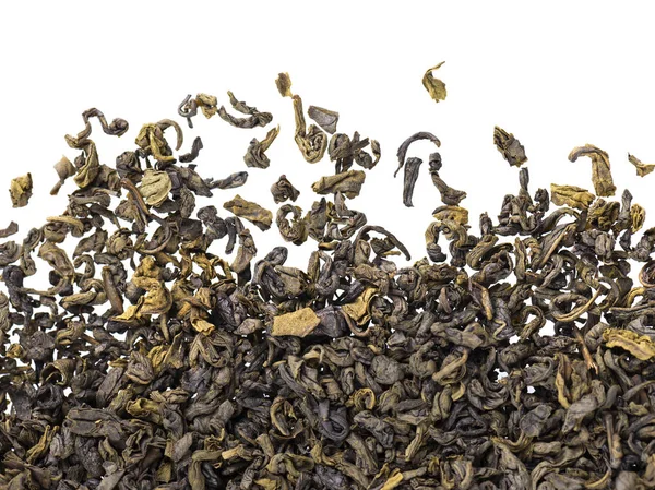 Grönt te isolerad på vit bakgrund. Aromatiskt grönt torrt te, närbild. Ovanifrån. — Stockfoto