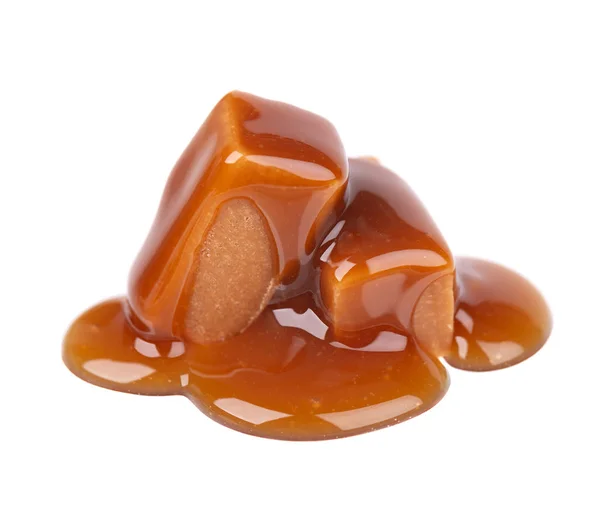 Dolci caramelle caramellate e salsa, isolate su fondo bianco. Delizioso caramello . — Foto Stock