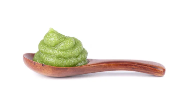 Salsa Wasabi en una cuchara de madera, aislada sobre fondo blanco. Salsa caliente asiática . —  Fotos de Stock