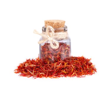 Cam kavanozda safran yığını, beyaz arka plan üzerinde izole. Kurutulmuş safran baharatı.