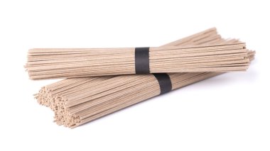 Soba eriştesi, beyaz arka plan üzerine izole edilmiş. Karabuğday japon soba erişte çubukları demet. Asya yemekleri.