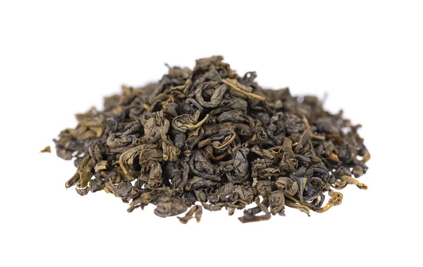 Groene thee geïsoleerd op witte achtergrond. Aromatische groene droge thee, close-up. — Stockfoto