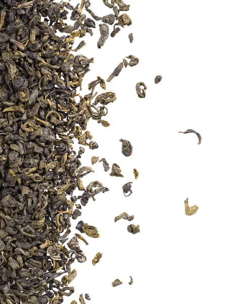 Zöld tea elszigetelt fehér háttérrel. Aromás zöld száraz tea, közelről. Felülnézet. — Stock Fotó