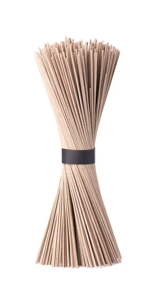 Soba eriştesi, beyaz arka plan üzerine izole edilmiş. Karabuğday japon soba erişte çubukları demet. Asya yemekleri.