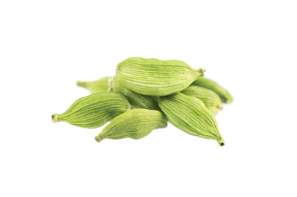 Cardamom pods geïsoleerd op witte achtergrond. Groene cardamon zaden. Uitknippad. — Stockfoto