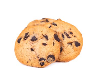 Çikolatalı kurabiye beyaz arka plan üzerinde izole. Çikolata damlalı kurabiyeler. Tatlı bisküviler. Ev yapımı pasta.