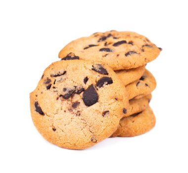 Çikolatalı kurabiye beyaz arka plan üzerinde izole. Çikolata damlalı kurabiyeler. Tatlı bisküviler. Ev yapımı pasta.