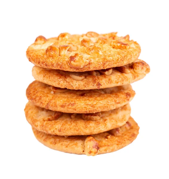 Biscoitos com amendoins isolados sobre fundo branco. Biscoitos com nozes e caramelo. Doces biscoitos. Pastelaria caseira . — Fotografia de Stock