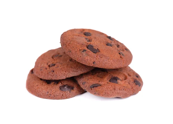 Biscoitos de chocolate duplo isolado no fundo branco. Bolachas com gotas de chocolate. Doces biscoitos. Pastelaria caseira . — Fotografia de Stock