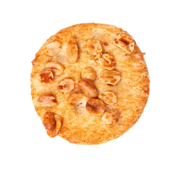 Beyaz arka planda izole fıstıklı kurabiyeler. Fındık ve karamel ile kurabiye. Tatlı bisküviler. Ev yapımı pasta. Üstte görüntü.