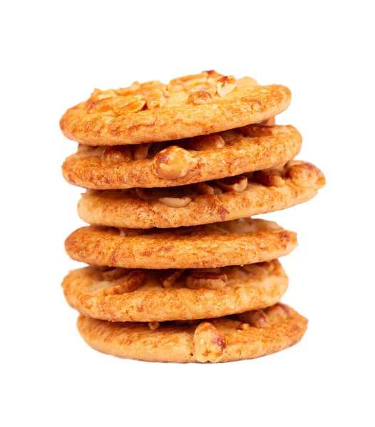 Galletas con cacahuetes aislados sobre fondo blanco. Galletas con nueces y caramelo. Galletas dulces. Pastelería casera . — Foto de Stock