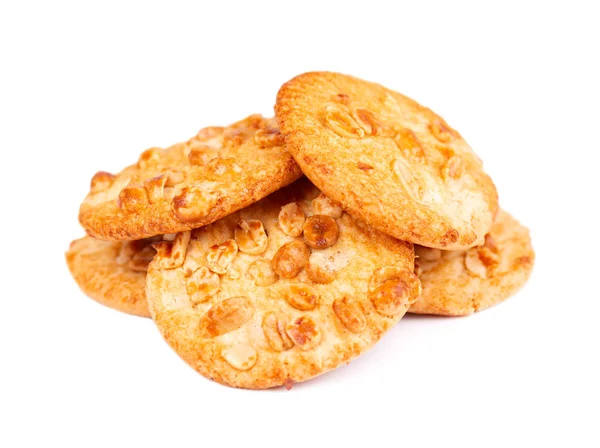 Galletas con cacahuetes aislados sobre fondo blanco. Galletas con nueces y caramelo. Galletas dulces. Pastelería casera . — Foto de Stock