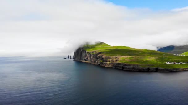 Vista aérea de las Islas Feroe, un territorio de Dinamarca en el Océano Atlántico . — Vídeo de stock