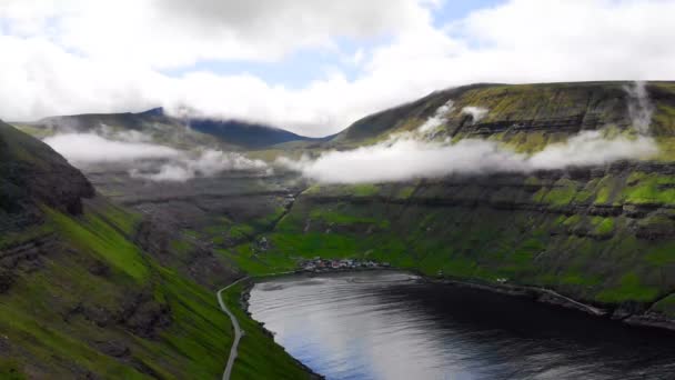Luchtfoto van de Faeröer, een grondgebied van Denemarken in de Atlantische Oceaan. — Stockvideo