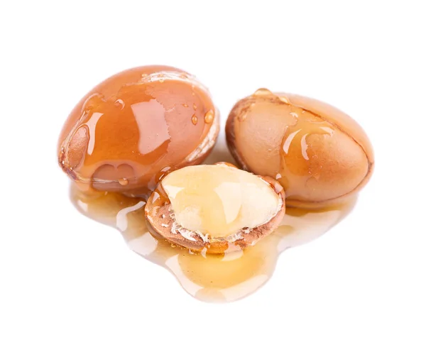Argan semena, izolovaná na bílém pozadí. Argan ořechy a olej pro kosmetické a kosmetický výrobky. Plody přírodního argániového z Maroka. — Stock fotografie