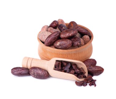 Tahta kasede kakao çekirdeği soyulmuş, beyaz arka planda izole edilmiş. Kavrulmuş ve aromatik kakao çekirdeği, doğal çikolata..
