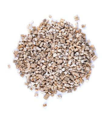 Beyaz arka planda izole edilmiş dezenfektan minerali. Bahçe işlerinde kullanılan mineral. Üst Manzara. Makro.