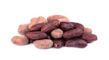 Soyulmamış ve soyulmamış kakao çekirdekleri, beyaz arka planda izole edilmiş. Kavrulmuş ve aromatik kakao çekirdeği, doğal çikolata..