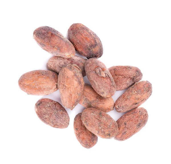 Ungeschälte Kakaobohnen, isoliert auf weißem Hintergrund. geröstete und aromatische Kakaobohnen, natürliche Schokolade. Ansicht von oben. — Stockfoto