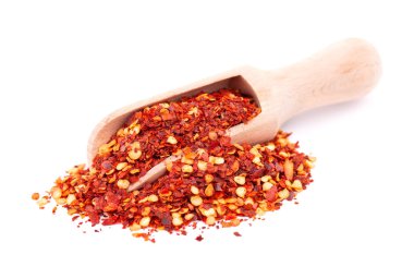 Ahşap kaşıkta kırmızı biber ve kırmızı biber, beyaz arka planda izole edilmiş. Acı ve tatlı kırmızı biberle tahılın karışımı. Yakın plan..