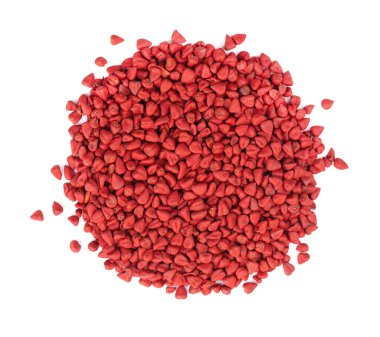Annatto tohumları, beyaz arka planda izole edilmiş. Başarı tohumları, bixa orellana. Yemek ve yemek pişirmek için doğal boya. Yakın plan. Üst görünüm.