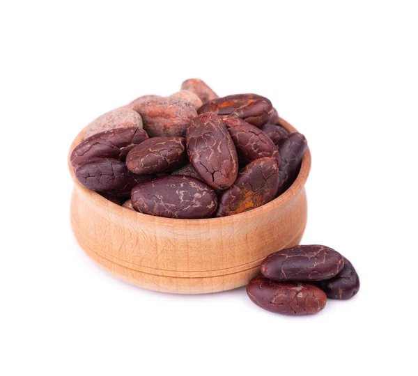 Geschälte Kakaobohnen in der Holzschale, isoliert auf weißem Hintergrund. geröstete und aromatische Kakaobohnen, natürliche Schokolade. — Stockfoto