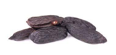 Tonka fasulyeleri beyaz arka planda izole edilmiş. Dipteryx odorata, cumaru veya kumaru fasulyesi. Taze aroma tonka fasulyesi..