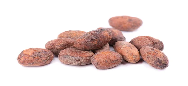 Ongeschilde cacaobonen, geïsoleerd op witte achtergrond. Gebrande en aromatische cacaobonen, natuurlijke chocolade. — Stockfoto