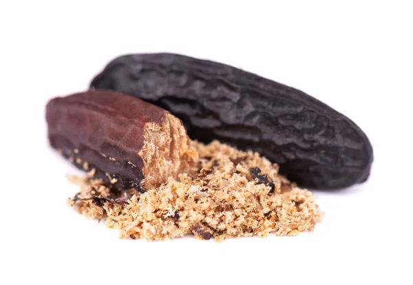 Tonka fasulyeleri beyaz arka planda izole edilmiş. Dipteryx odorata, cumaru veya kumaru fasulyesi. Taze aroma tonka tozu. Yakın plan..