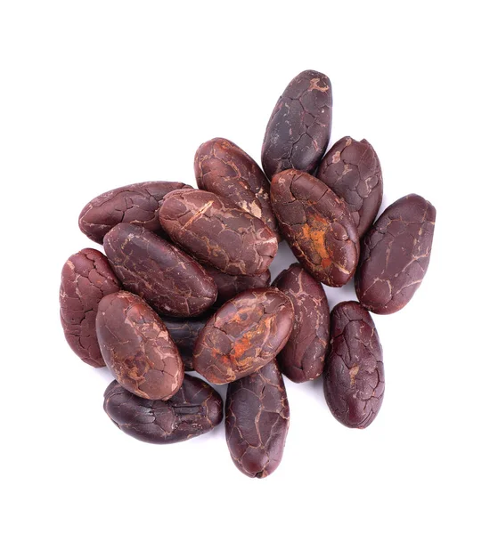 Geschilde cacaobonen, geïsoleerd op witte achtergrond. Geroosterde en aromatische cacaobonen, natuurlijke chocolade. Bovenaanzicht. — Stockfoto