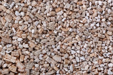Vermikülit arka plan. Derisi soyulmuş perlit ve vermikülit doku arkaplanı. Bahçe işlerinde kullanılan mineral..