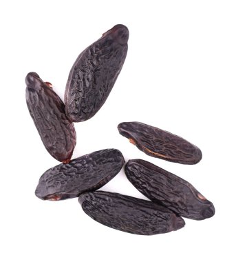 Tonka fasulyeleri beyaz arka planda izole edilmiş. Dipteryx odorata, cumaru veya kumaru fasulyesi. Taze aroma tonka fasulyesi. Yakın plan. Üst görünüm.