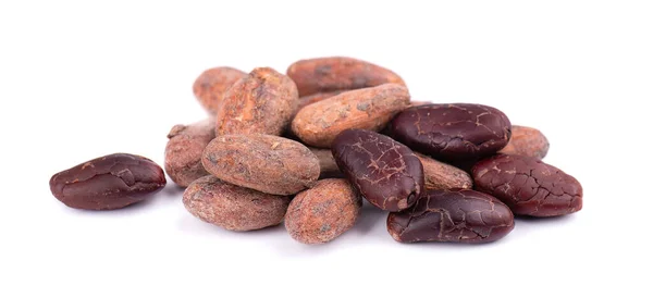 Ungeschälte und geschälte Kakaobohnen, isoliert auf weißem Hintergrund. geröstete und aromatische Kakaobohnen, natürliche Schokolade. — Stockfoto