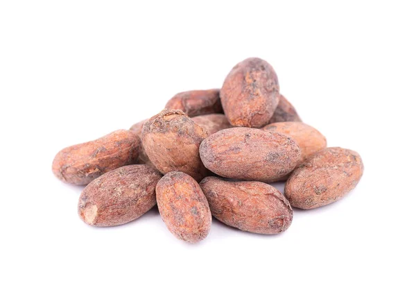 Ongeschilde cacaobonen, geïsoleerd op witte achtergrond. Gebrande en aromatische cacaobonen, natuurlijke chocolade. — Stockfoto