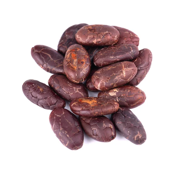 Geschälte Kakaobohnen, isoliert auf weißem Hintergrund. geröstete und aromatische Kakaobohnen, natürliche Schokolade. Ansicht von oben. — Stockfoto