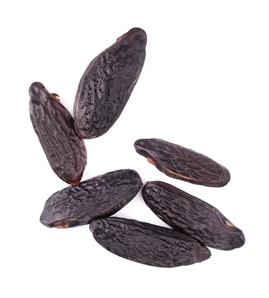 Tonka fasulyeleri beyaz arka planda izole edilmiş. Dipteryx odorata, cumaru veya kumaru fasulyesi. Taze aroma tonka fasulyesi. Yakın plan. Üst görünüm.