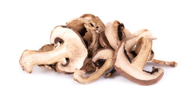 Beyaz arka planda izole edilmiş kurutulmuş mantarlar. Kuru şampiyonlar