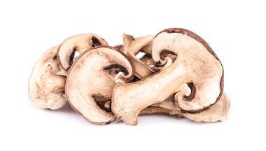 Beyaz arka planda izole edilmiş kurutulmuş mantarlar. Kuru şampiyonlar