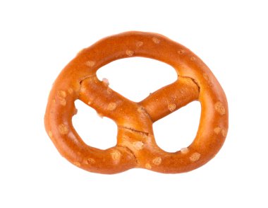 Kraker beyaz arkaplanda izole edilmiş. Kuru kraker kurabiyeleri izole edilmiş. İzole edilmiş tuzlu çerezler. Üst görünüm