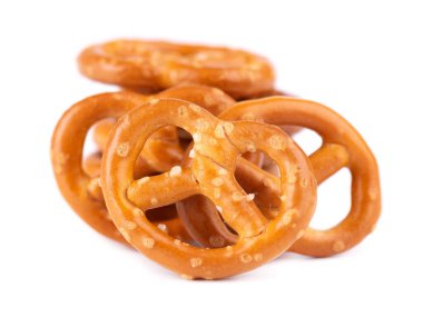 Kraker beyaz arkaplanda izole edilmiş. Kuru kraker kurabiyeleri izole edilmiş. Tuzlu aperatifler izole