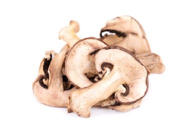 Beyaz arka planda izole edilmiş kurutulmuş mantarlar. Kuru şampiyonlar