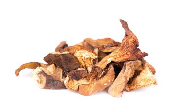 Beyaz arka planda izole edilmiş kurutulmuş mantarlar. Kurutulmuş orman mantarları. Kapat.